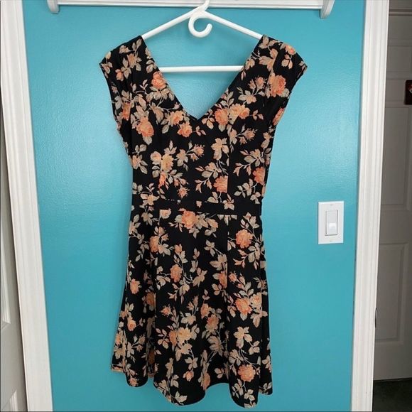 JACK B | Floral Pinup Style Dress - Picture 2 of 9